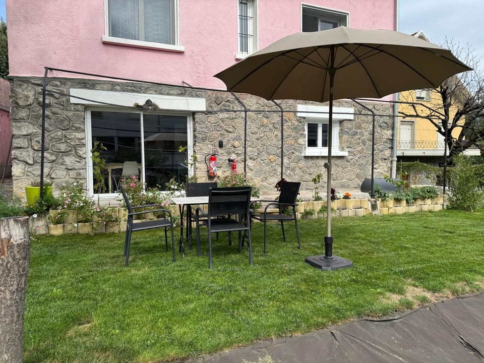 Property building, Patio, Spring, Day, Garden, Balcony/Terrace, Dining area, Garden view