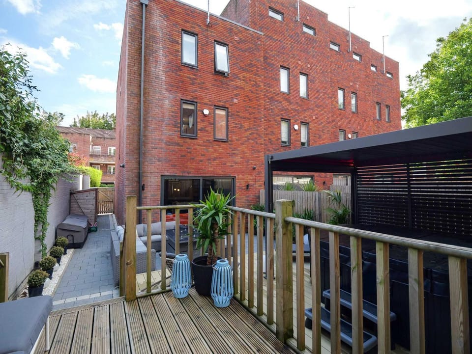 Property building, Day, Balcony/Terrace