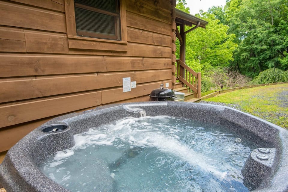 Updated Cabin Mins from Downtown West Jefferson- Hot Tub, Porches, Dogs OK Cabin in West Jefferson
