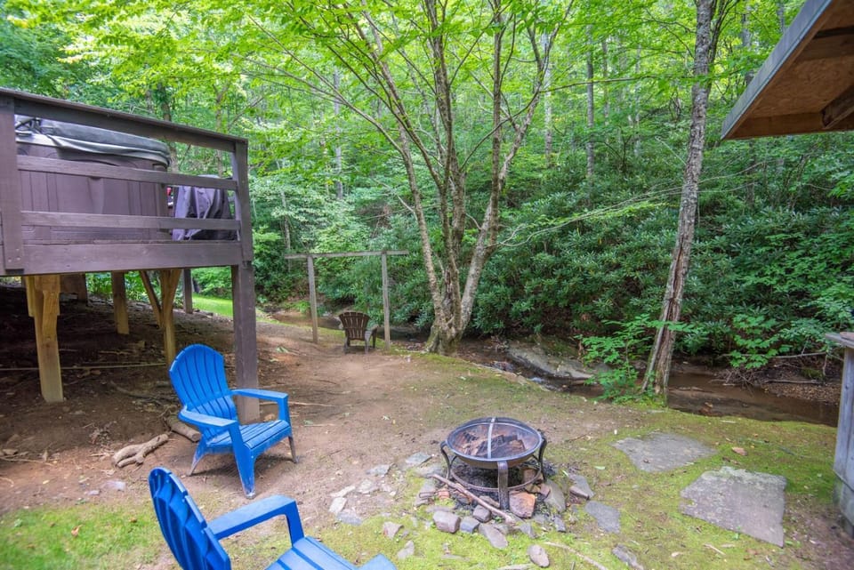 Secluded 2 Bd Cabin- Firepit, Hot Tub, Dogs OK, Sleeps 6 Cabin in Watauga