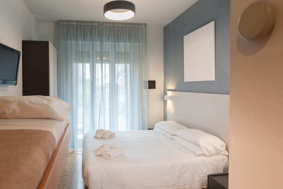 Bed, TV and multimedia, Bedroom