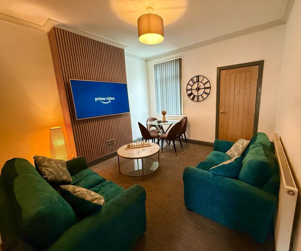 Communal lounge/ TV room, Communal lounge/ TV room, TV and multimedia, Living room, Seating area, Evening entertainment