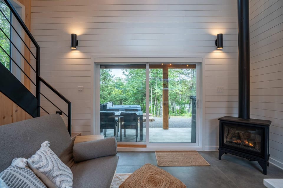 Spa et River - Le Grand-Pic Chalet in Saint-Alexis-des-Monts