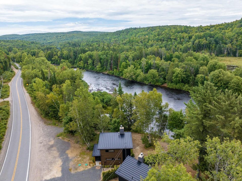 Spa et River - Le Grand-Pic Chalet in Saint-Alexis-des-Monts