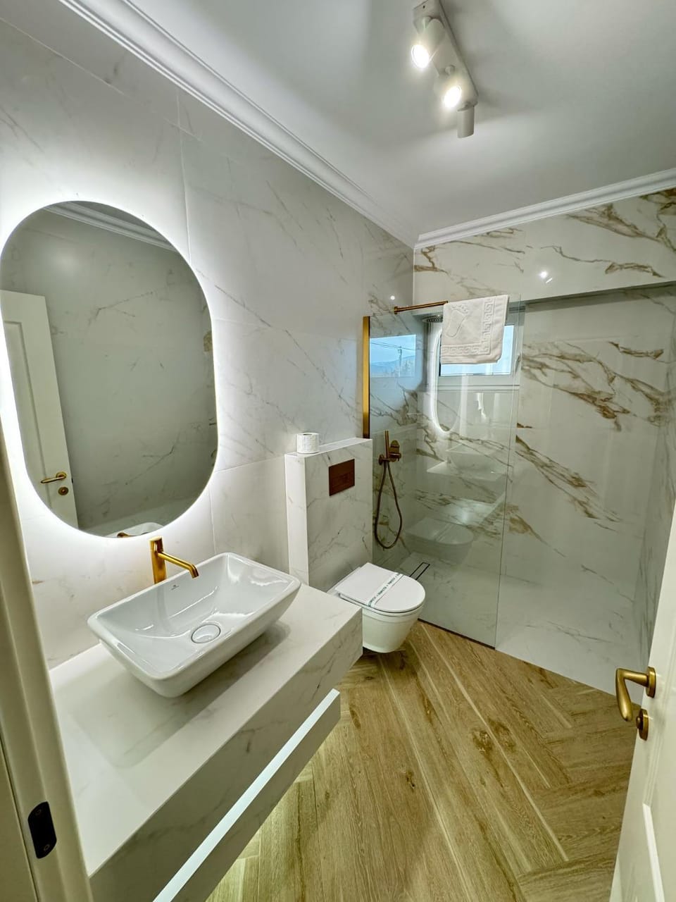 Shower, Toilet, Bathroom, towels