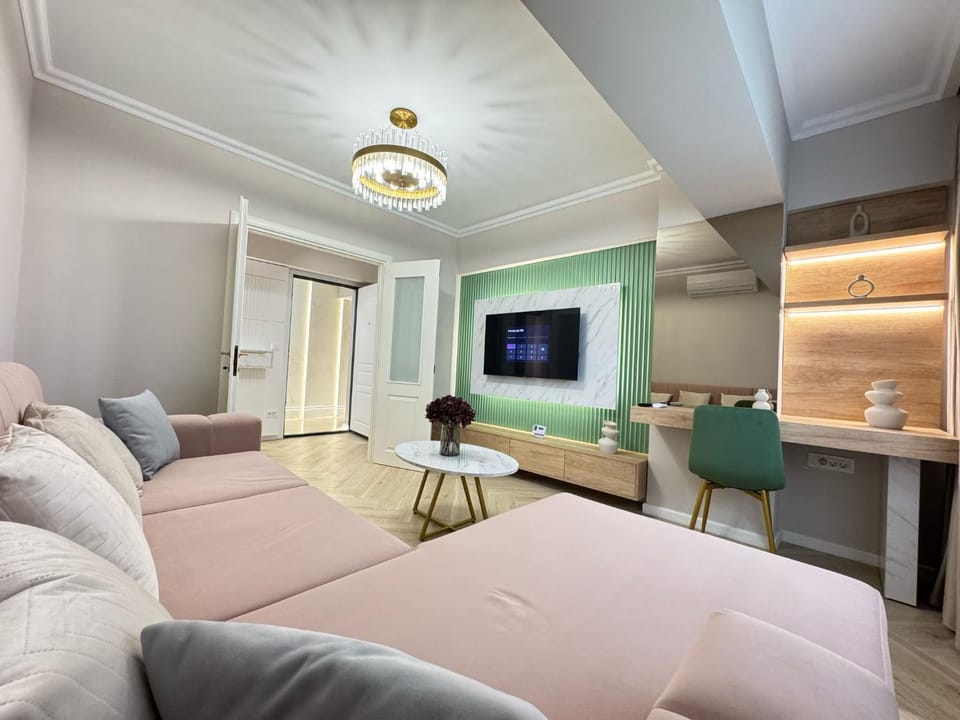 Communal lounge/ TV room, Bed, TV and multimedia, Living room, Photo of the whole room, Seating area, Evening entertainment, Bedroom