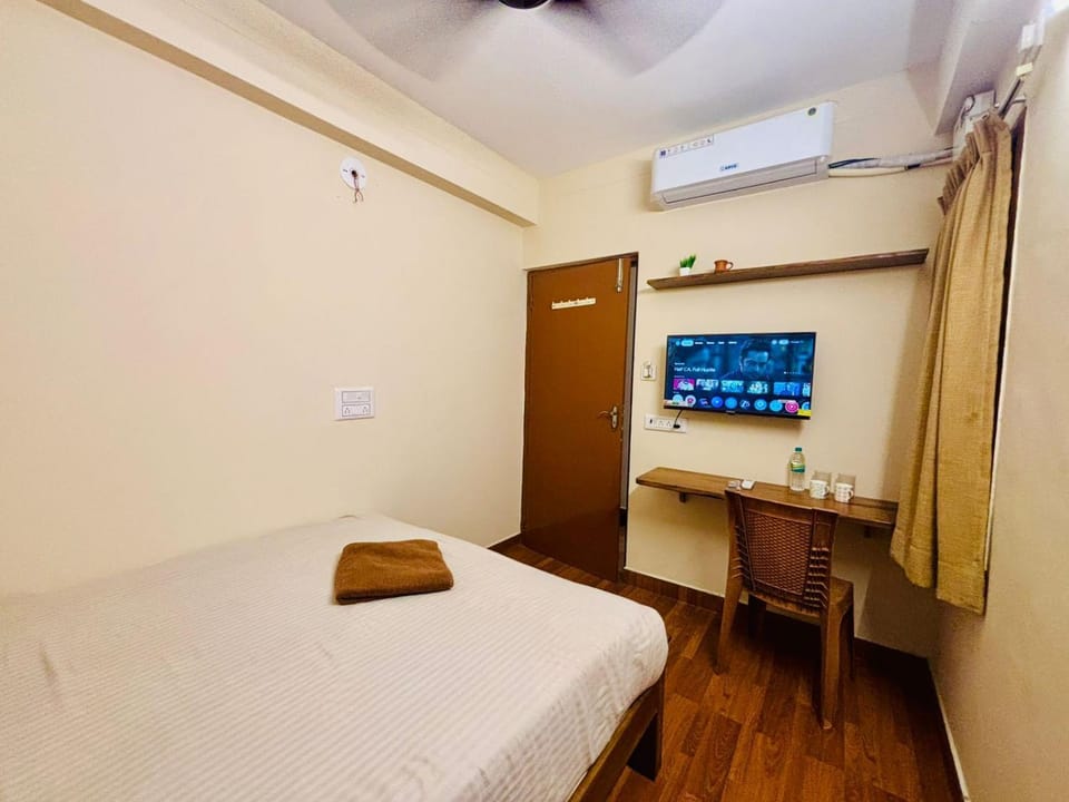 Bed, TV and multimedia, Photo of the whole room, Bedroom, air conditioner