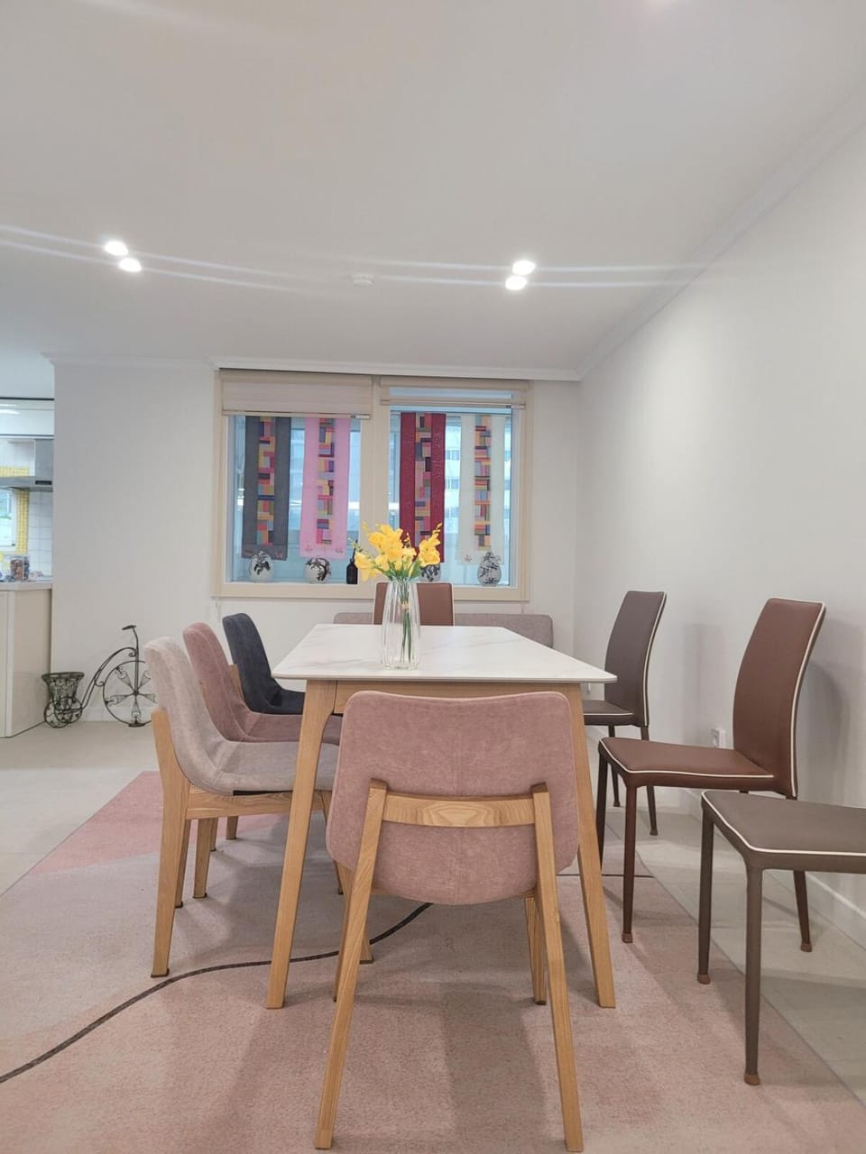 Seating area, Dining area