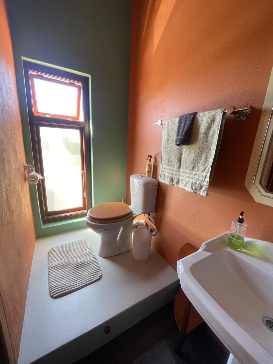 Toilet, Bathroom, towels