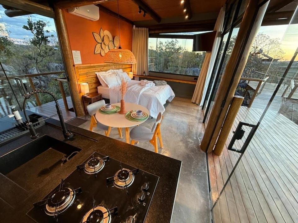 Kitchen or kitchenette, Dining area