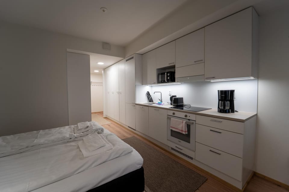 Coffee/tea facilities, microwave, oven, stove, kitchen