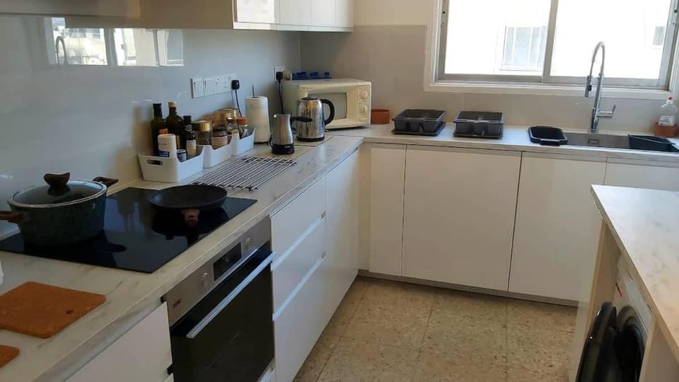 10min Walk to Finikoudes Beach, Spacious 2-Bed Apartment Apartment in Larnaca