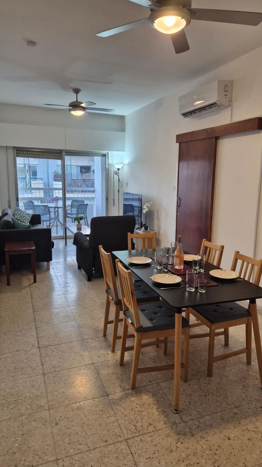 10min Walk to Finikoudes Beach, Spacious 2-Bed Apartment Apartment in Larnaca
