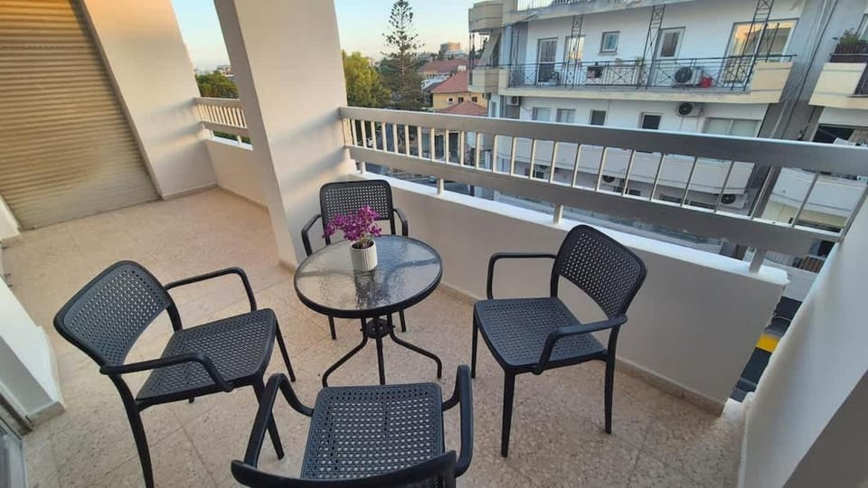 10min Walk to Finikoudes Beach, Spacious 2-Bed Apartment Apartment in Larnaca