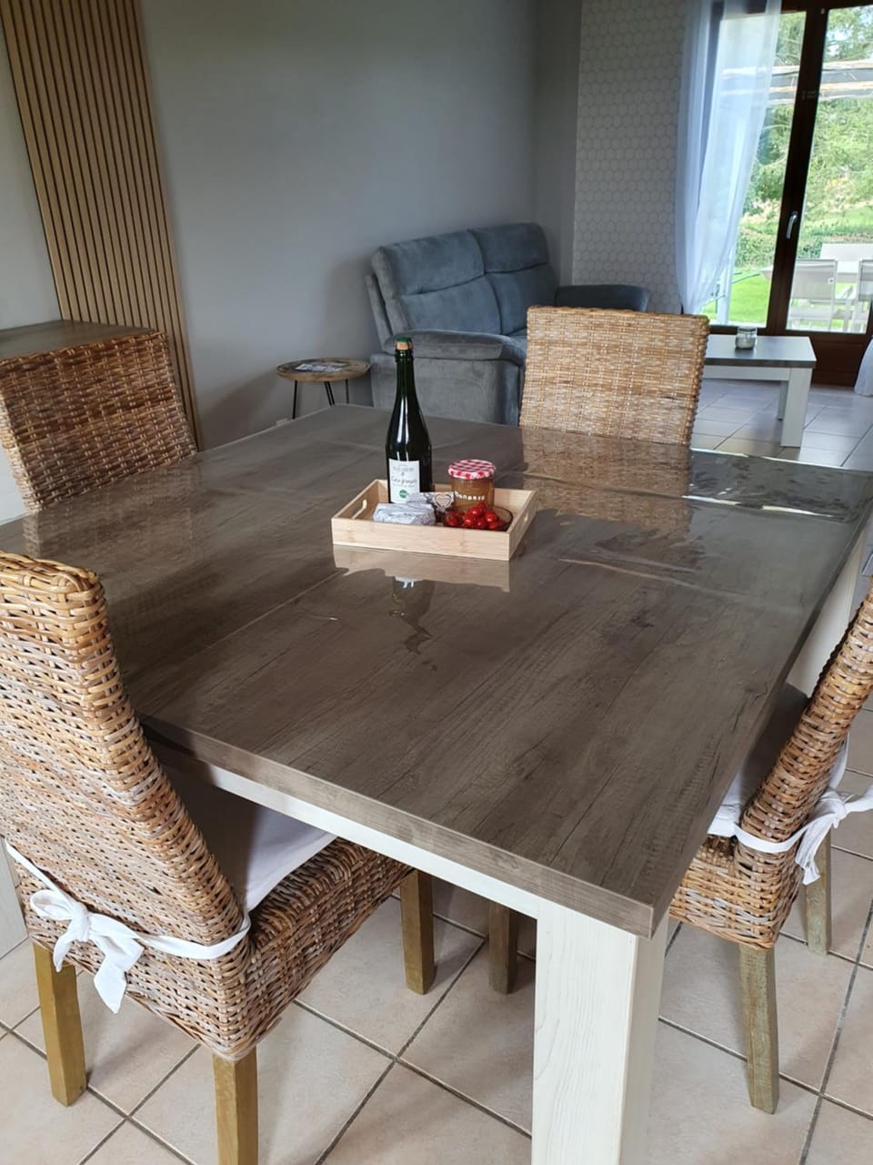 Living room, Food and drinks, Dining area
