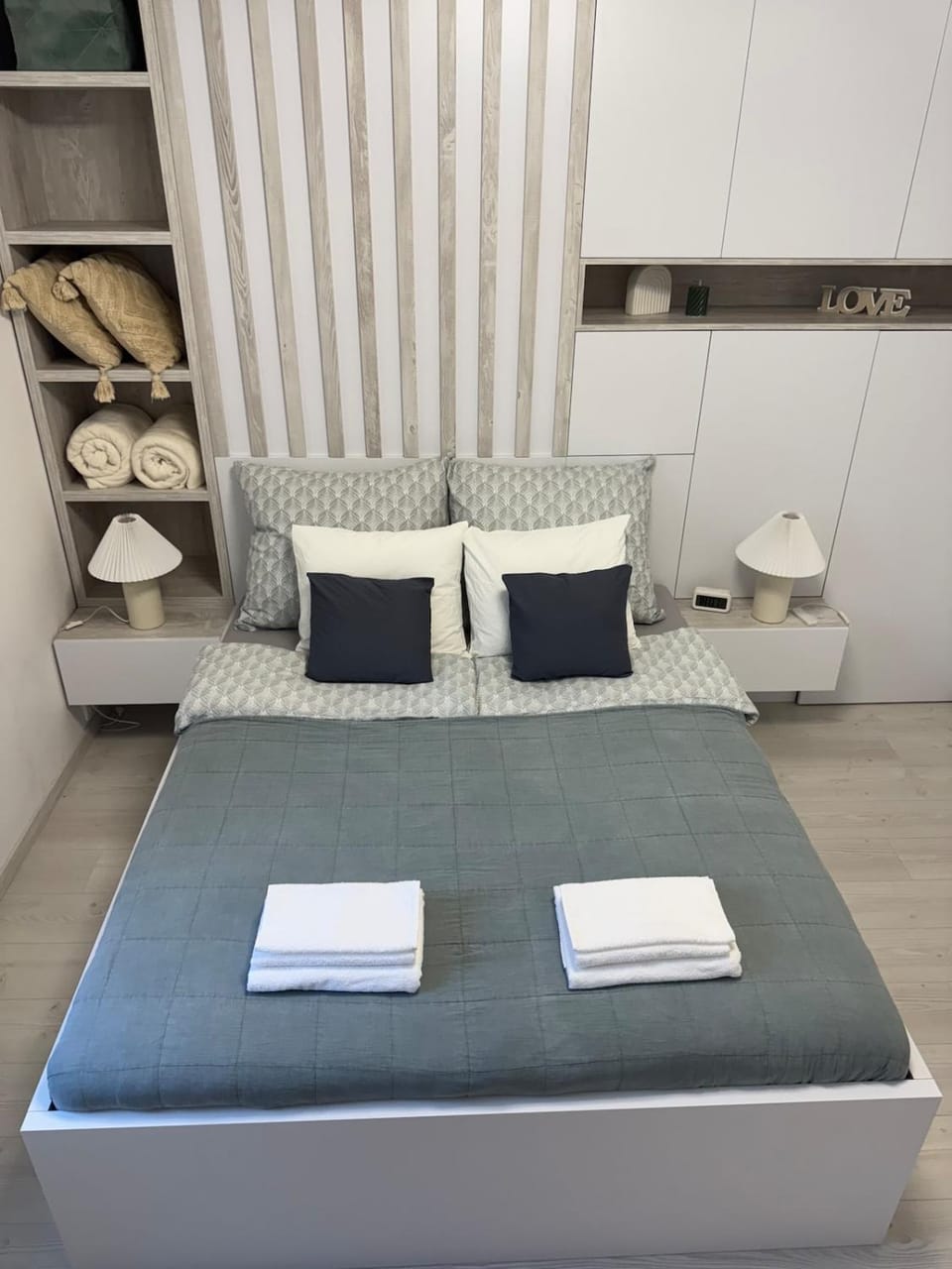 Photo of the whole room, Bedroom