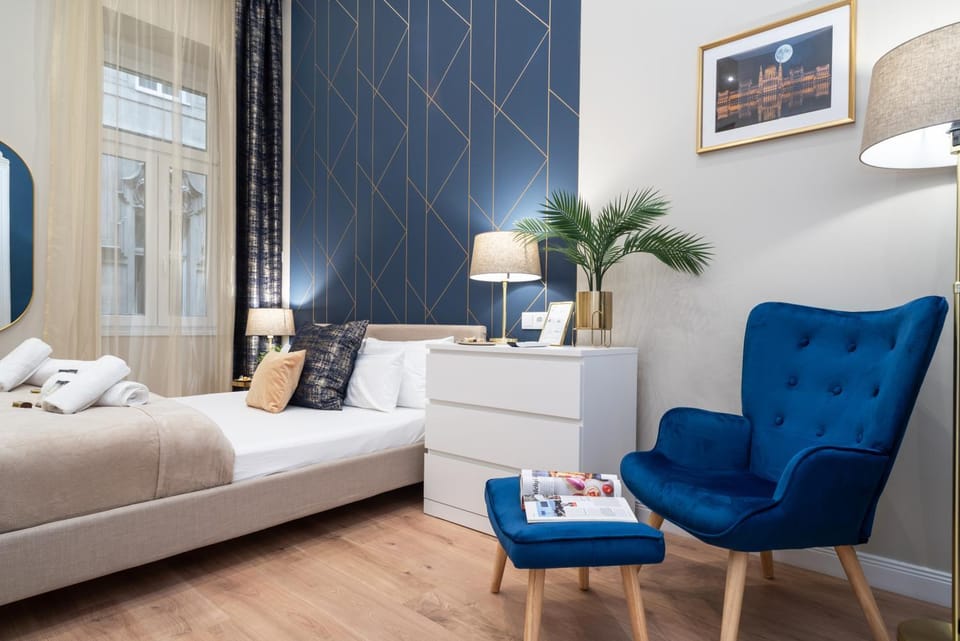 Bed, TV and multimedia, Living room, Photo of the whole room, Seating area, Bedroom, Inner courtyard view, heating, internet, internet, towels
