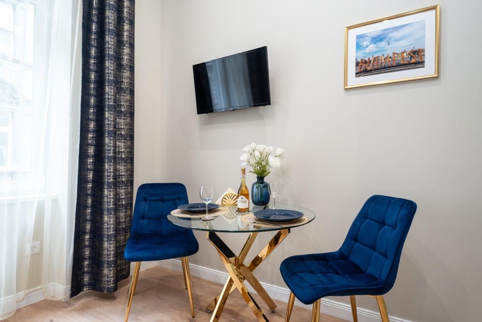 TV and multimedia, Living room, Decorative detail, Seating area, Dining area, internet, air conditioner
