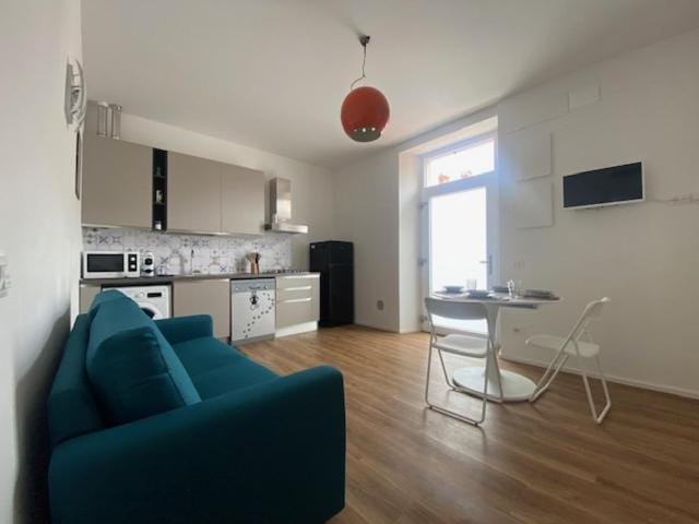 TV and multimedia, Kitchen or kitchenette, Living room, Seating area, Dining area, oven, stove