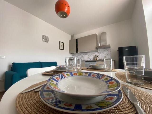 Kitchen or kitchenette, Dining area, stove