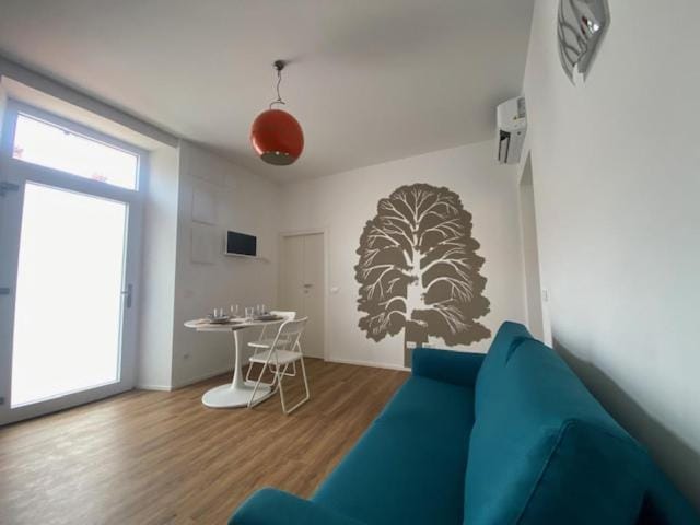 TV and multimedia, Living room, Seating area, Dining area