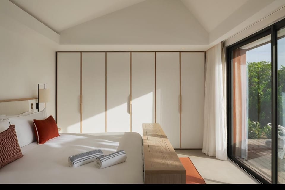 Bed, Photo of the whole room, Bedroom, towels