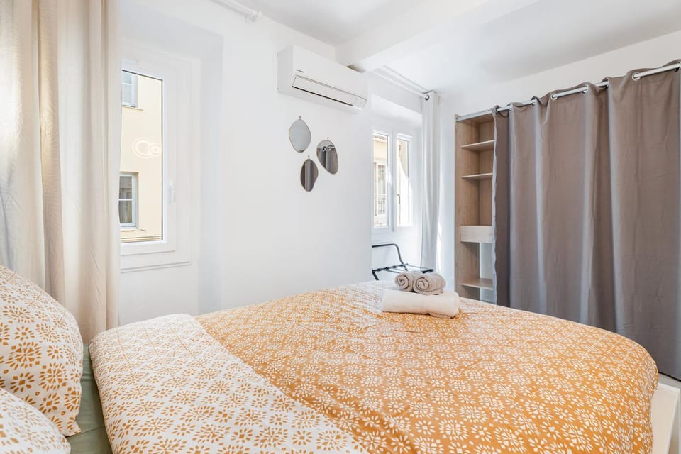 Photo of the whole room, Bedroom