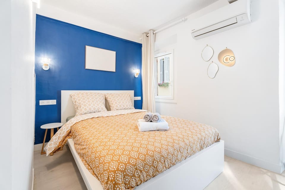 Photo of the whole room, Bedroom