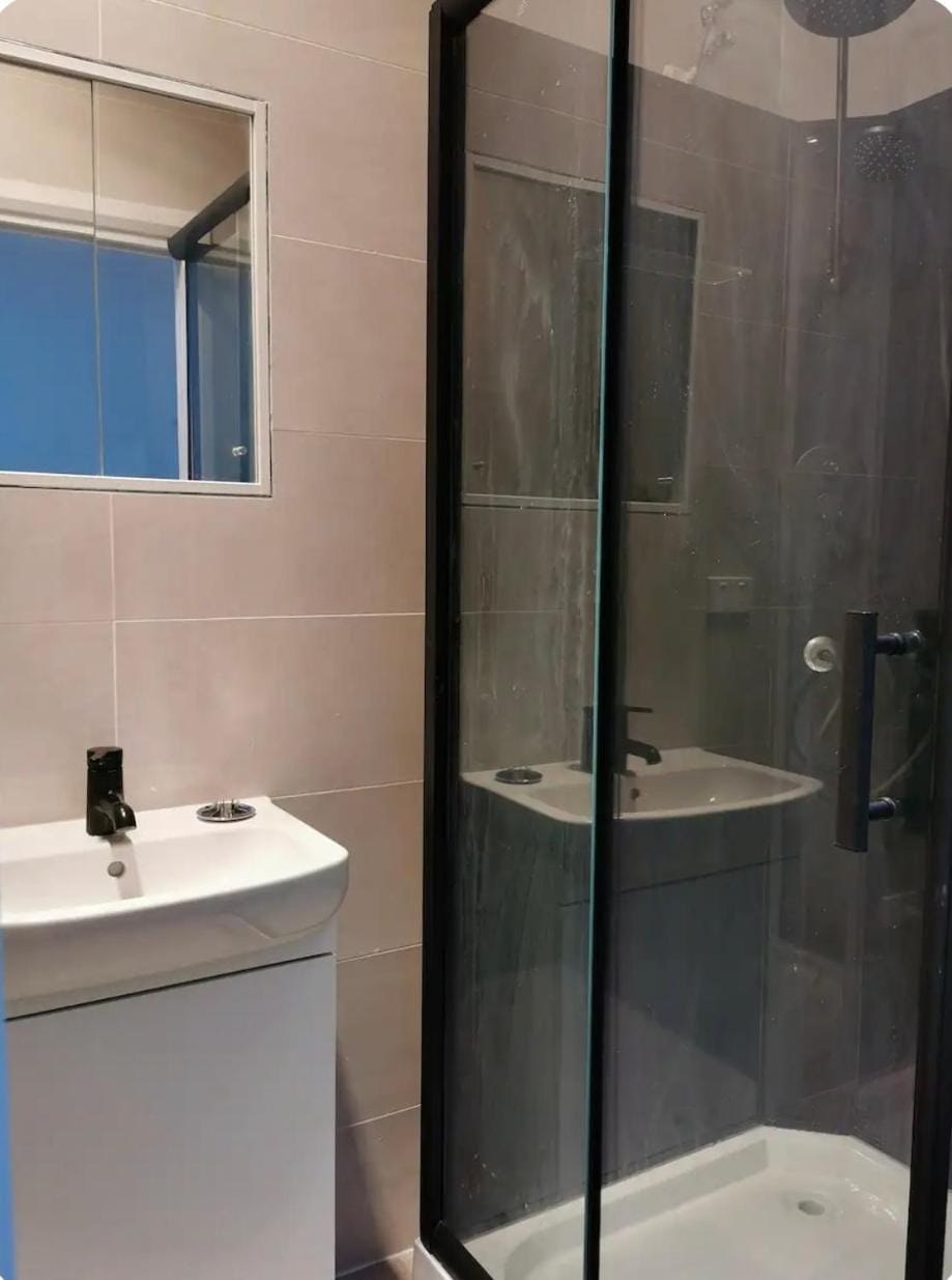 2bd 2bth Modern House close 2Train&Westfield Bed and Breakfast in Sydney
