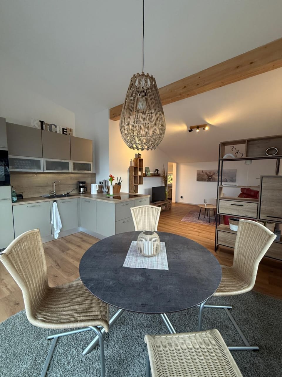 Kitchen or kitchenette, Dining area