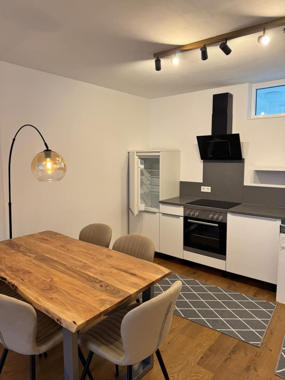 Kitchen or kitchenette, Dining area