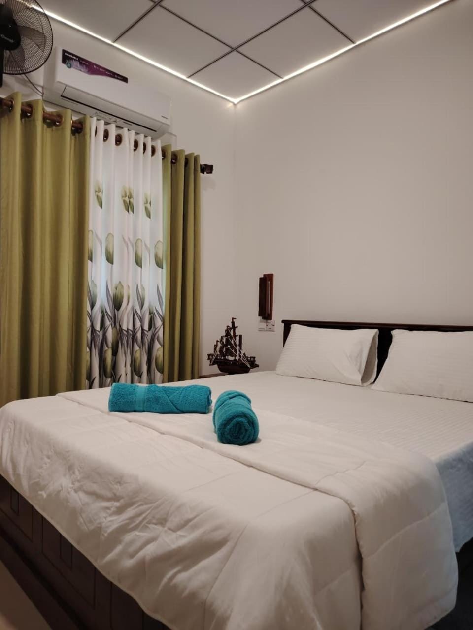 Bed, Photo of the whole room, Bedroom, towels, air conditioner