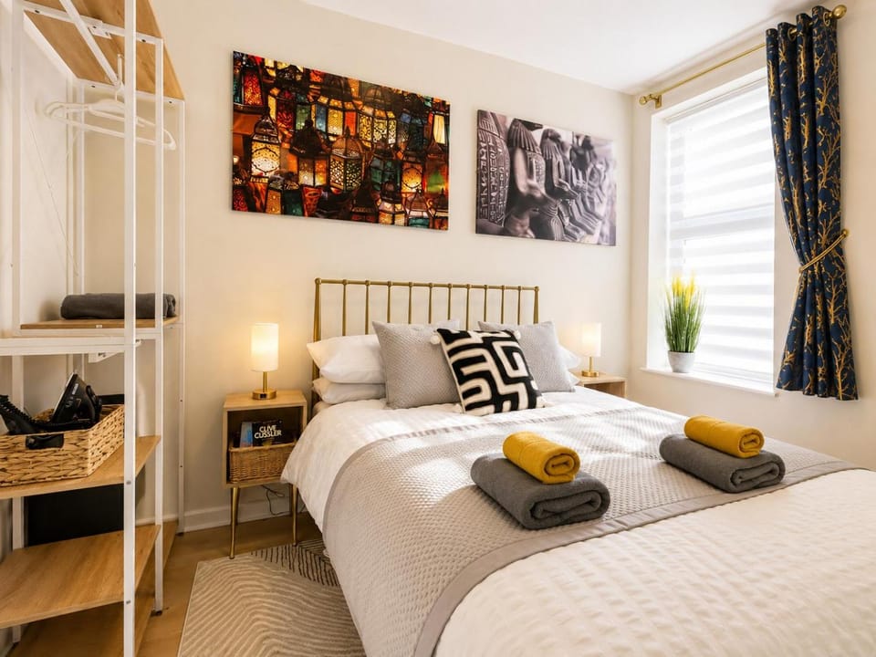 Bed, Photo of the whole room, Bedroom, towels
