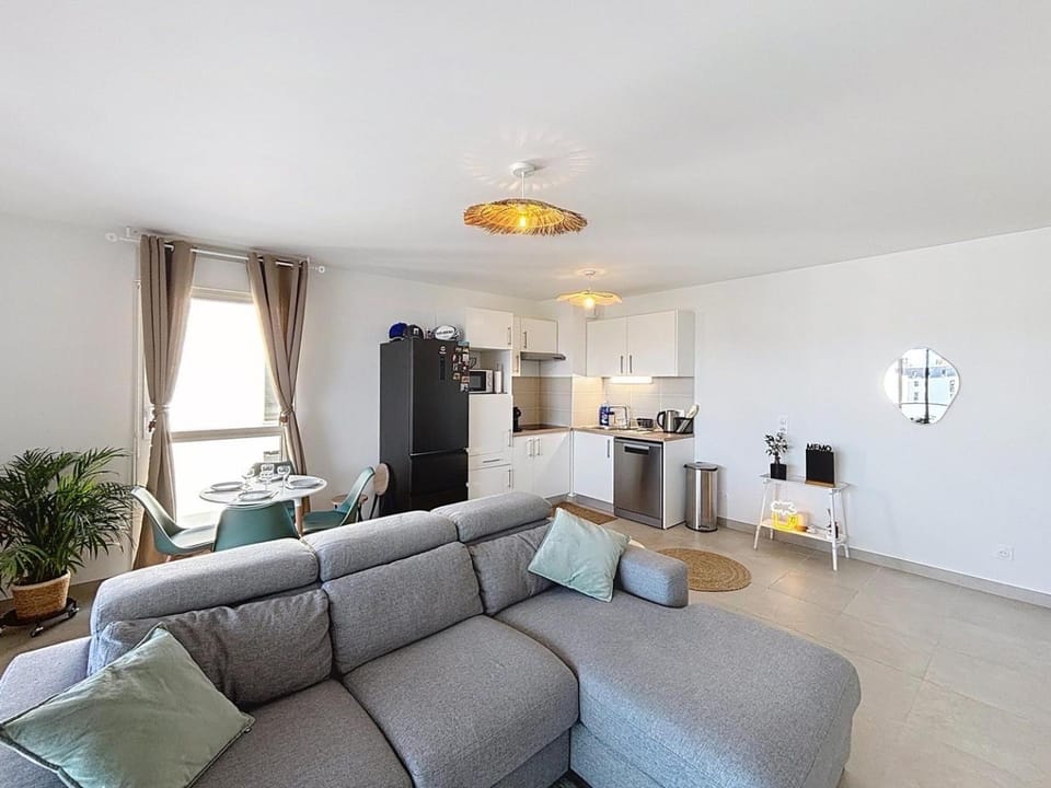 Kitchen or kitchenette, Living room, Seating area, Dining area, stove