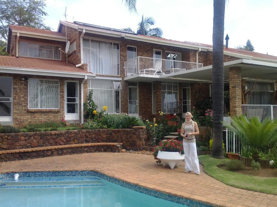 Property building, Patio, People, Garden, Garden view, Pool view, Swimming pool, group of guests, sunbed