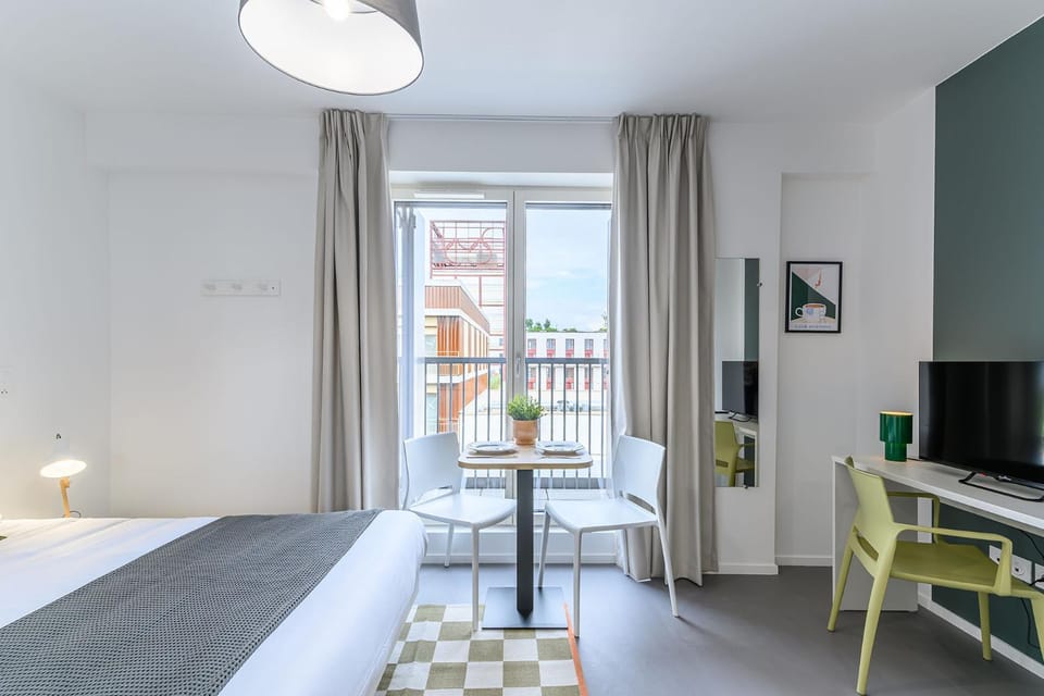 TV and multimedia, Photo of the whole room, Seating area, Dining area, Bedroom