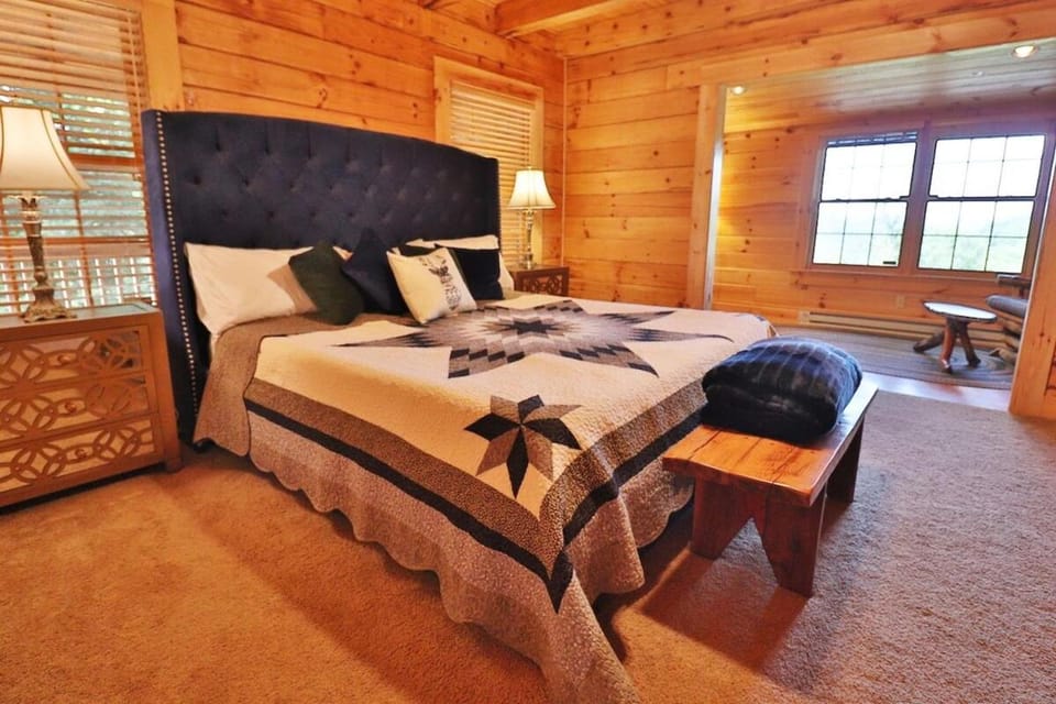 Mountain Gem, Hot Tub, Fire Pit, Views, Starlink Wi-fi House in North Carolina