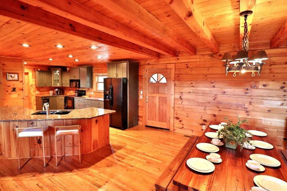 Mountain Gem, Hot Tub, Fire Pit, Views, Starlink Wi-fi House in North Carolina