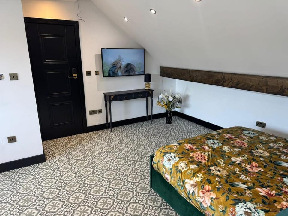 Bed, TV and multimedia, Bedroom