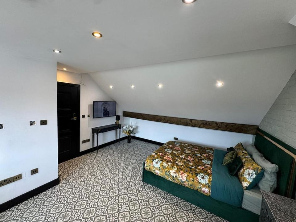 Bed, TV and multimedia, Photo of the whole room, Bedroom