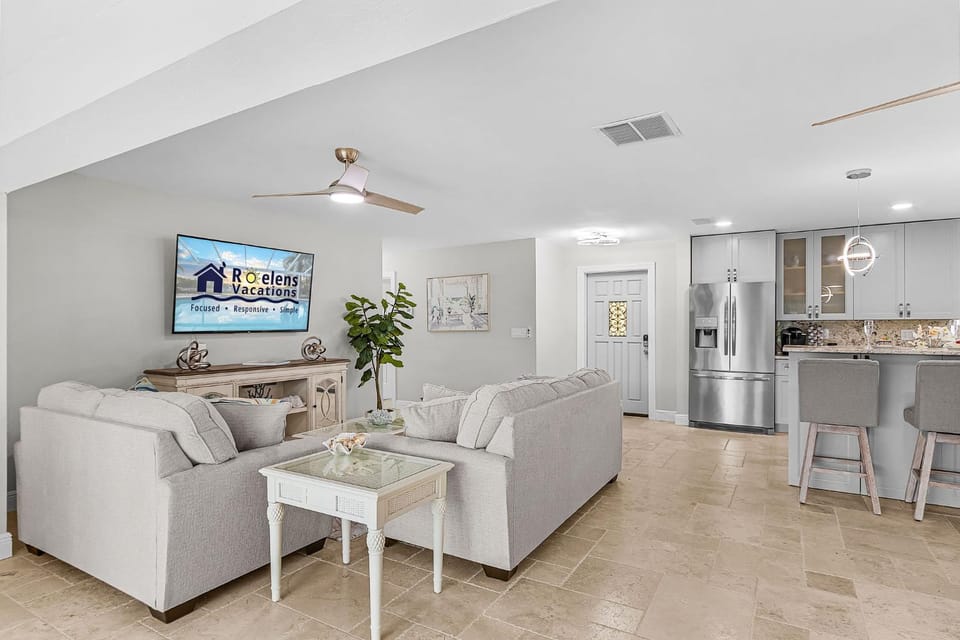 Plunge into Joy & Canal Charm - Funscape Canal House in Cape Coral