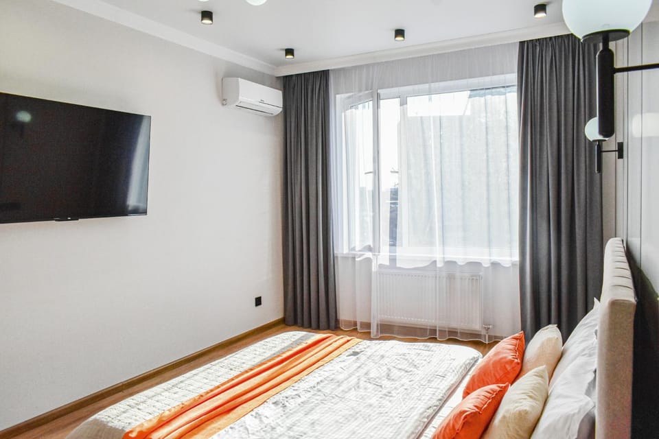 Bed, TV and multimedia, Photo of the whole room, Bedroom, air conditioner