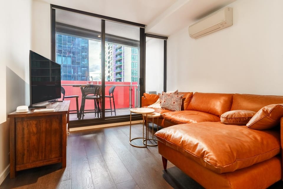 Chic 2BR Apartment Free Parking Balcony and Views Apartment in Melbourne