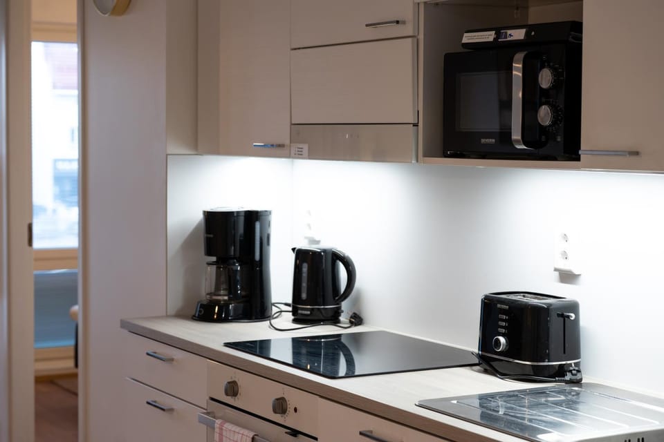 Coffee/tea facilities, microwave, oven, stove, kitchen