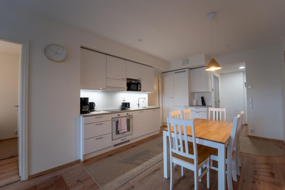 Coffee/tea facilities, Dining area, dishwasher, oven, stove, toaster, kitchen
