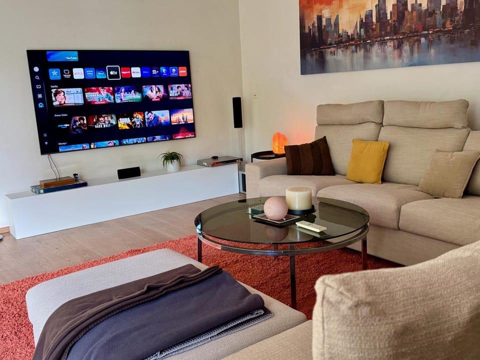 Communal lounge/ TV room, TV and multimedia, Living room, Seating area, Evening entertainment