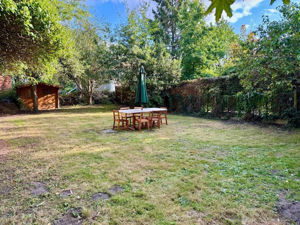 3BR Villa with Big Garden, Ping-Pong, Cinema, Bath House in Ghent