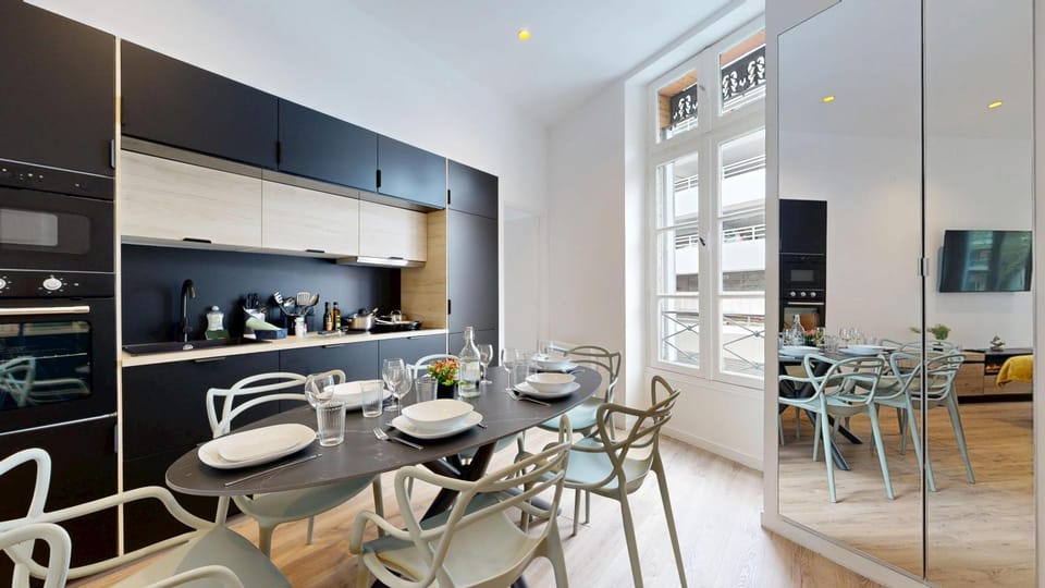 Kitchen or kitchenette, Dining area