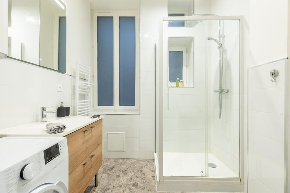Shower, Toilet, Bathroom, towels, washing machine