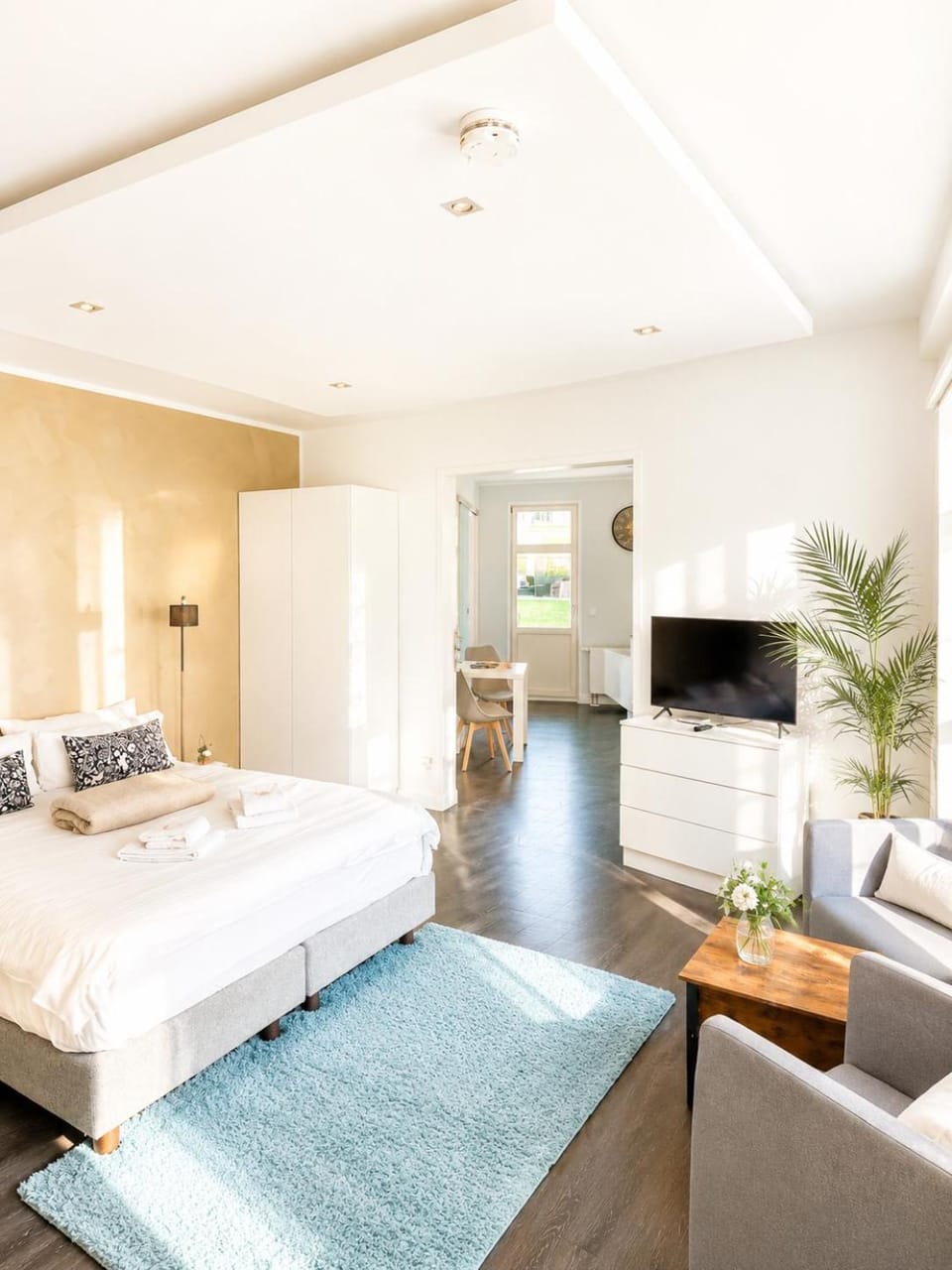Bed, TV and multimedia, Living room, Photo of the whole room, Seating area, Bedroom